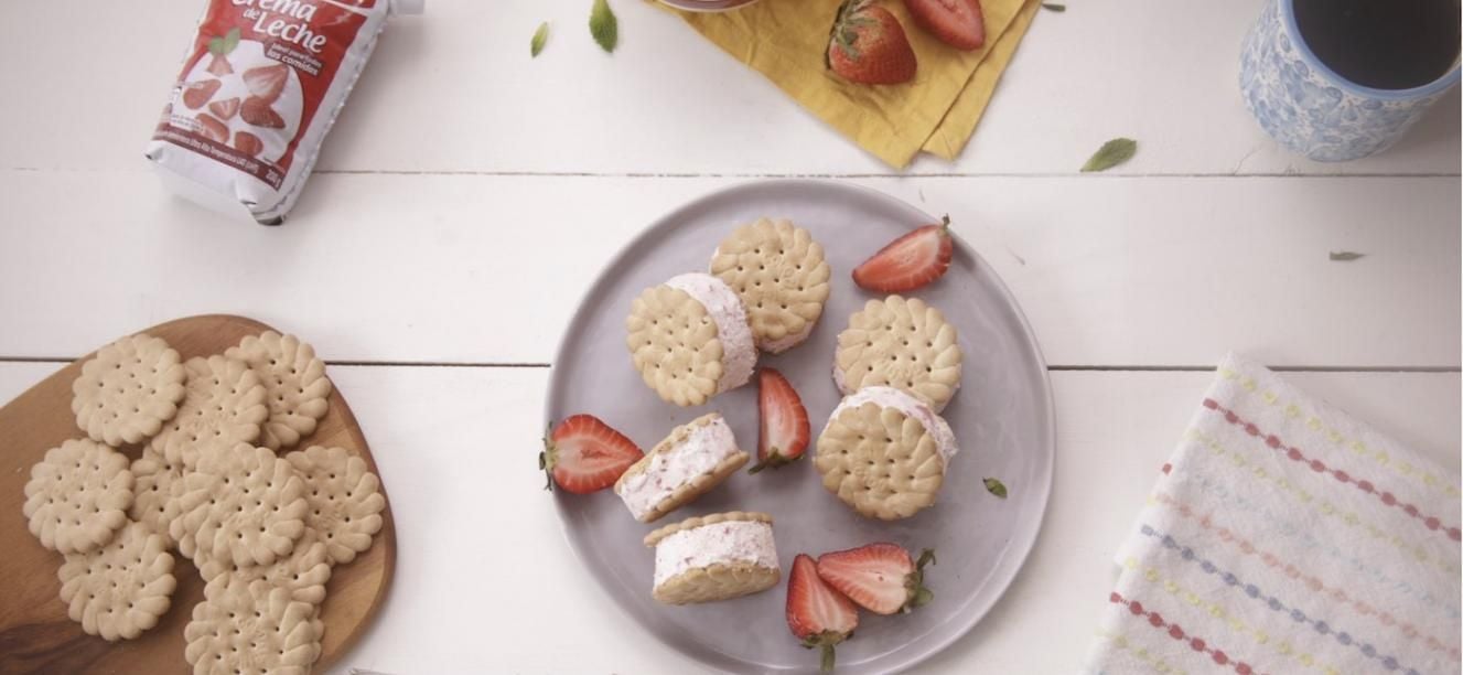 Sanduches helados de crema de frutas