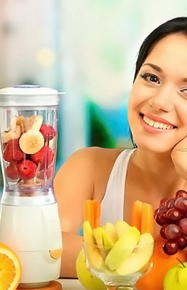 Mujer preparando batido de frutas