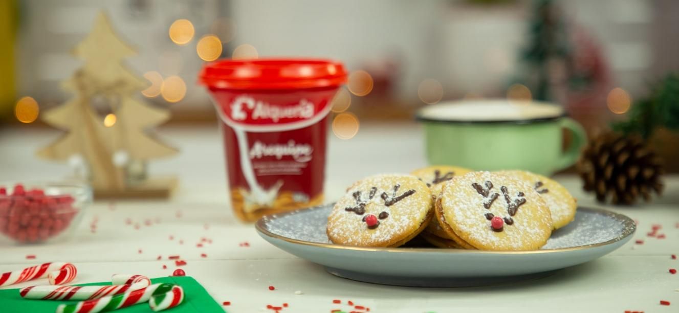 Sanduchitos de galletas de reno con arequipe alqueria