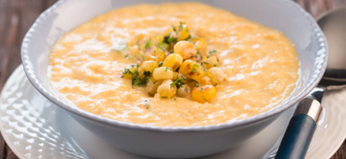 Sopa de avena con aderezo de maiz y cilantro