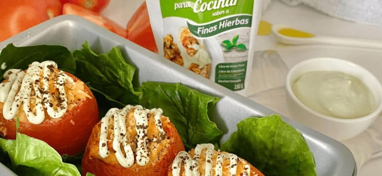 Tomates al horno con pollo y crema sabor a finas hierbas