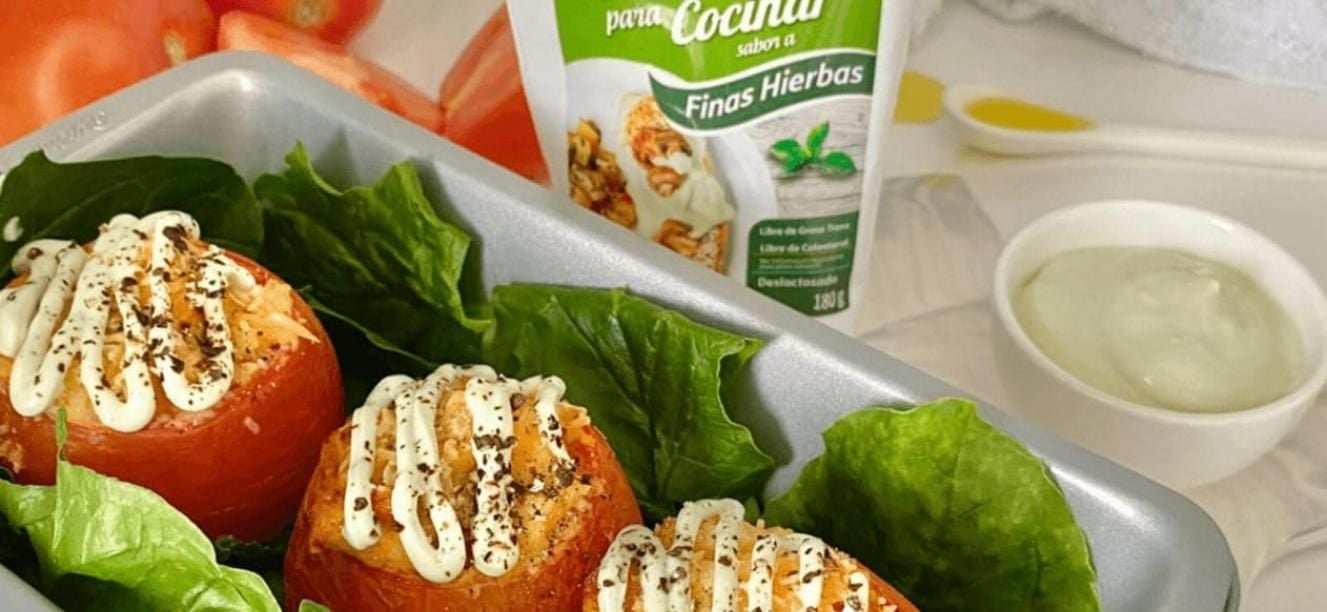 Tomates al horno con pollo y crema sabor a finas hierbas