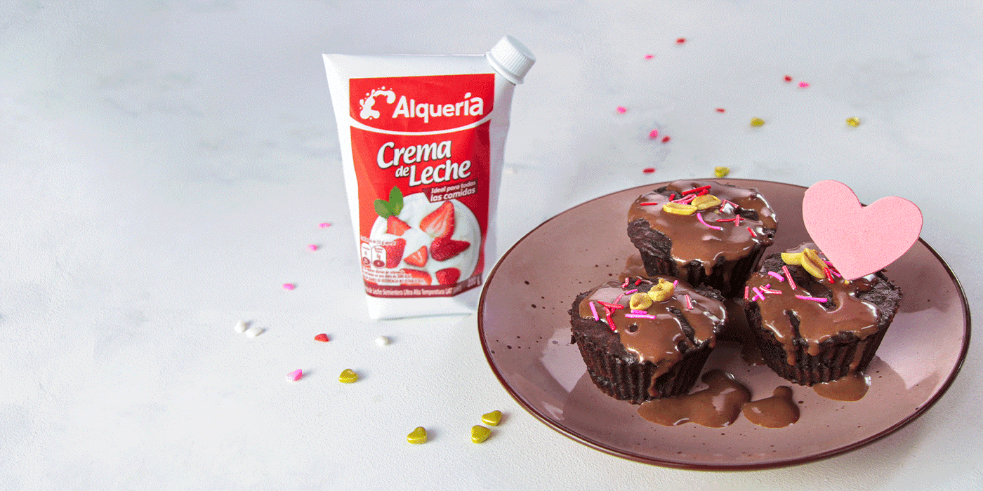 Torta de chocolate y maní en microondas con Crema de Leche Alquería.
