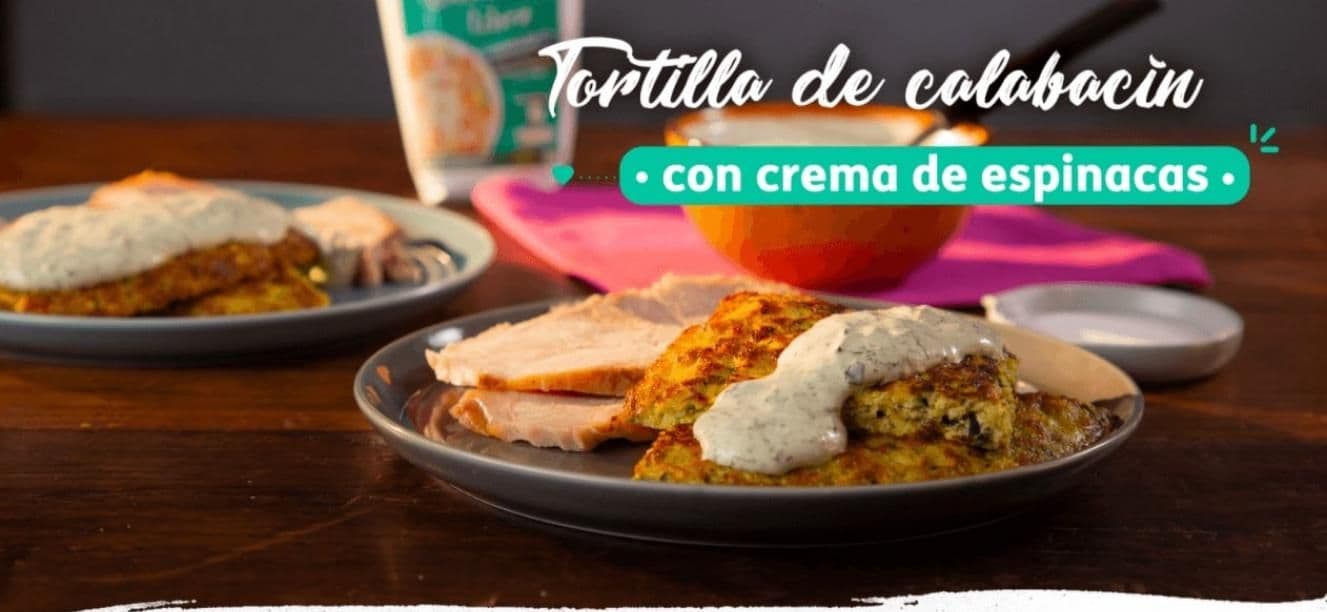 Tortilla de calabacín con crema de espinacas