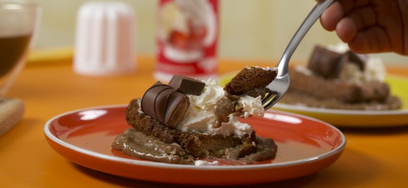 Tostadas crocantes en bebida de cafe