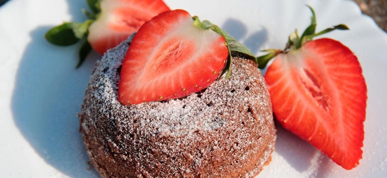 Volcan de chocolate con pure de fresas y chantilly