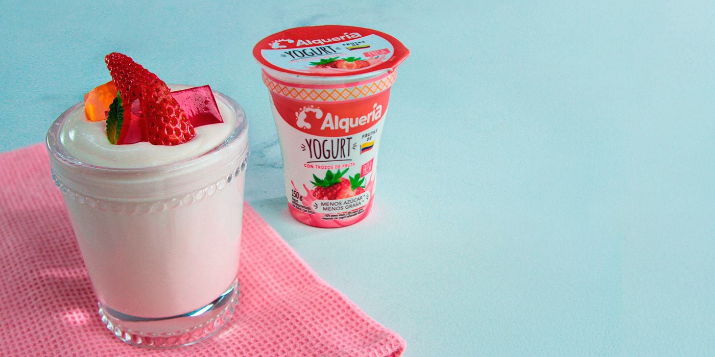 Yogurt Alquería de fresa con cubos gelatinosos.