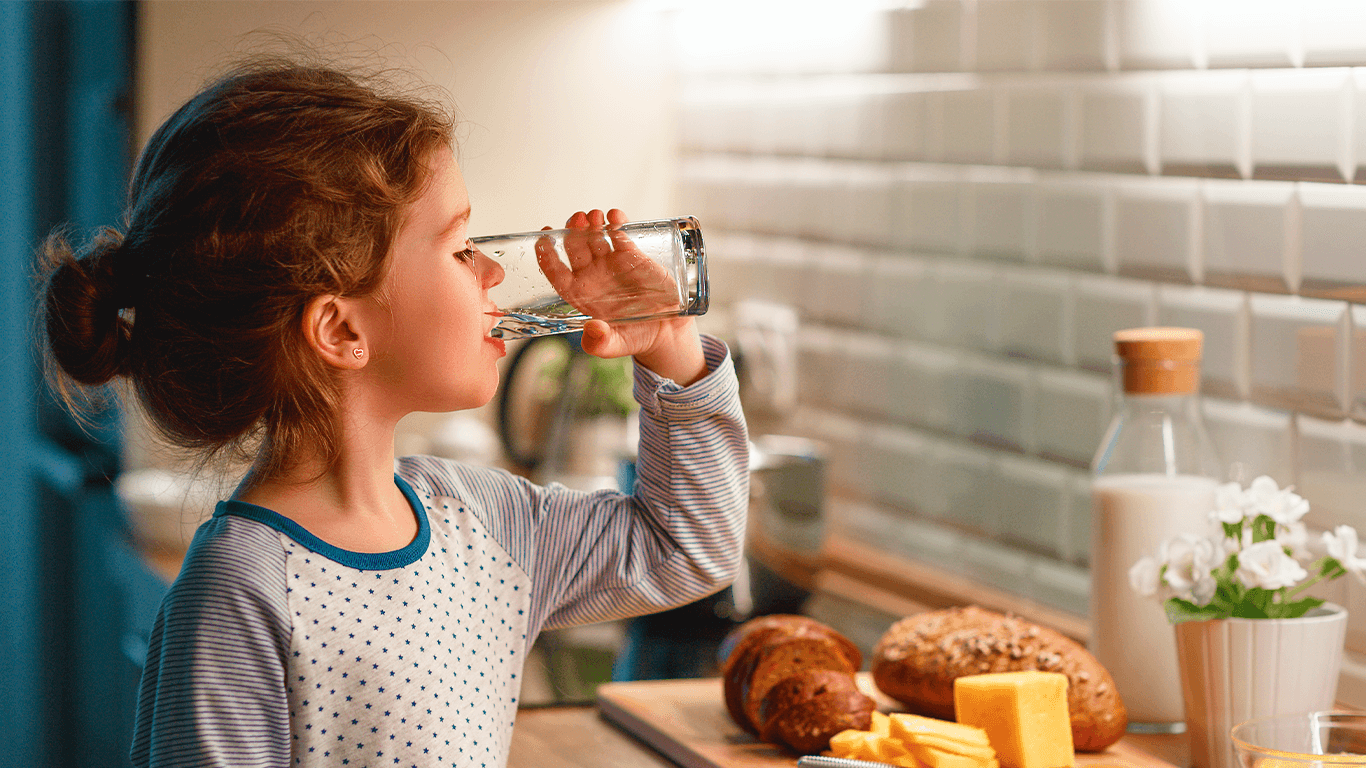 6 Beneficios de tomar agua y por qué este es un hábito saludable