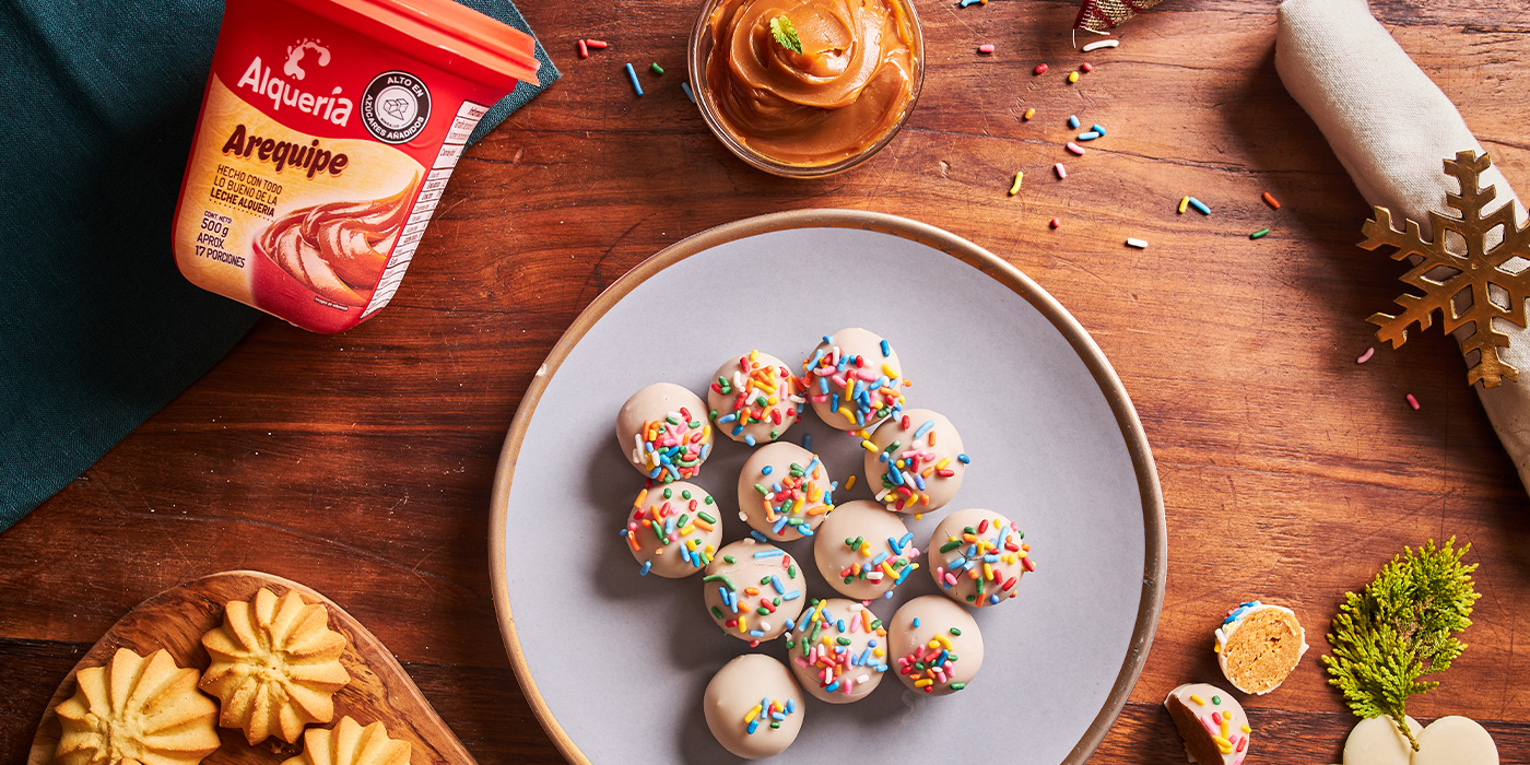 Trufas navideñas de galletas polvorosas de Arequipe | Alquería