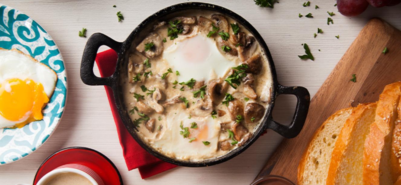 Receta para desayunar: Cazuela de huevos con champiñones