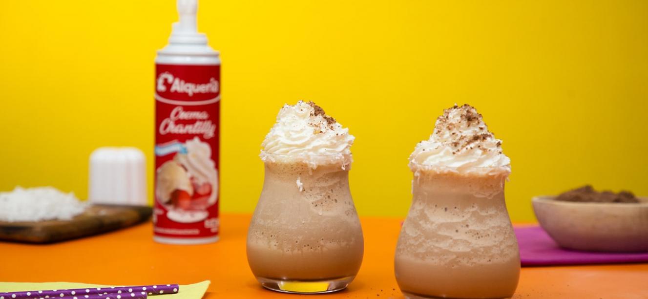 Receta de frappe de coco con café y crema chantilly alquería